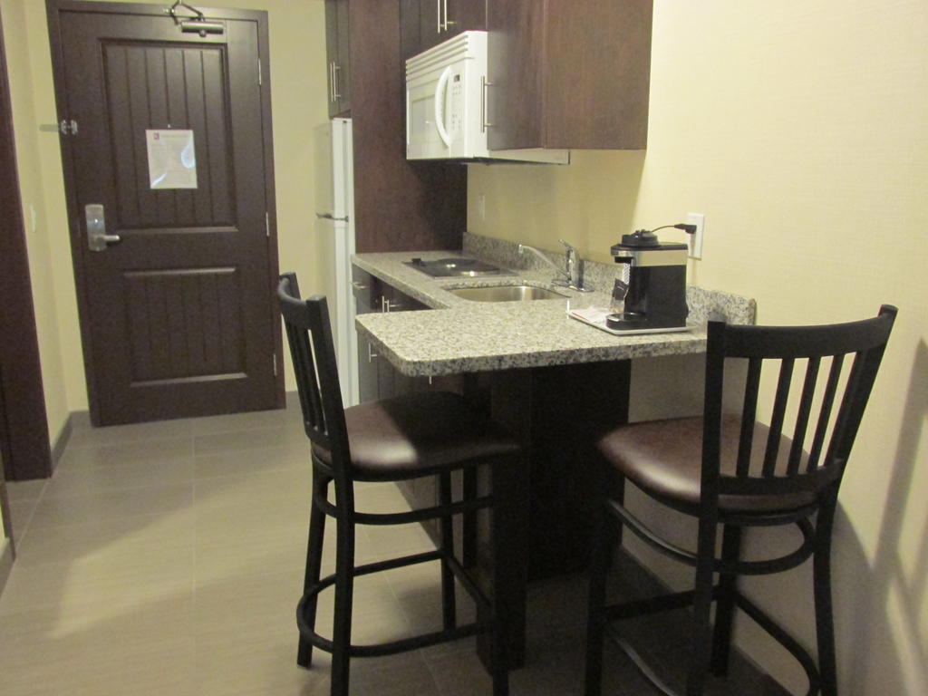 Sigma Inn & Suites Melville Szoba fotó